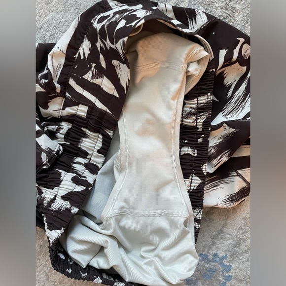 Lululemon Hotty Hot High-Rise Lined Short 4" Monarch Bloom Bone / Espresso - Picture 6 of 10